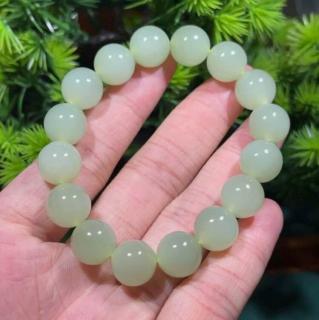 女子佩戴和田玉手串后气质大变引热议